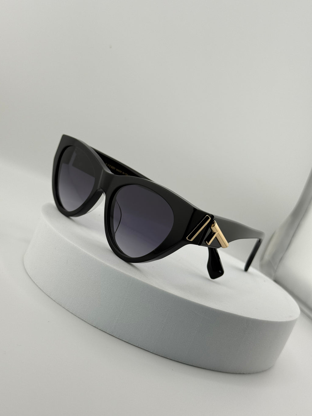 Fendi First FE Cat Eye Sunglasses – Black | Women’s Designer